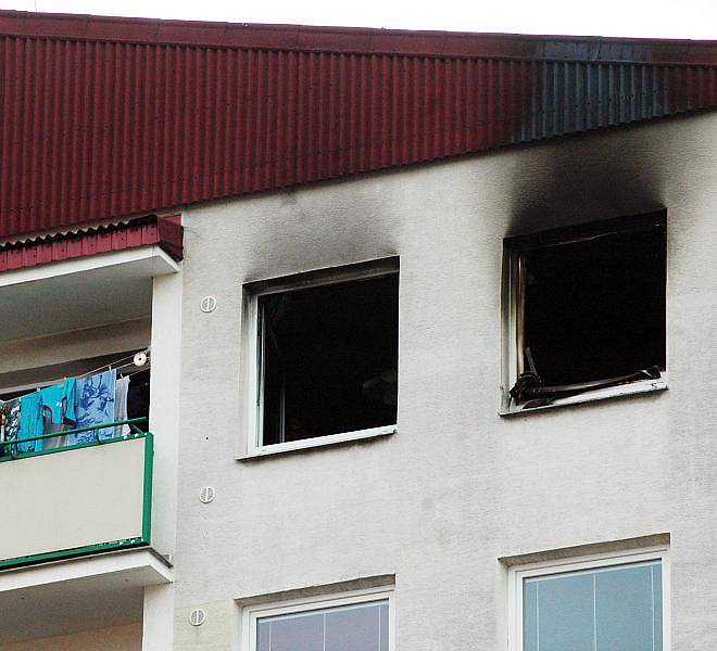 Požár v sedmém patře panelového domu na teplickém sídlišti Prosetice.