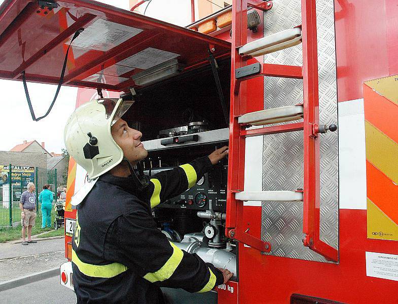 Požár v sedmém patře panelového domu na teplickém sídlišti Prosetice.