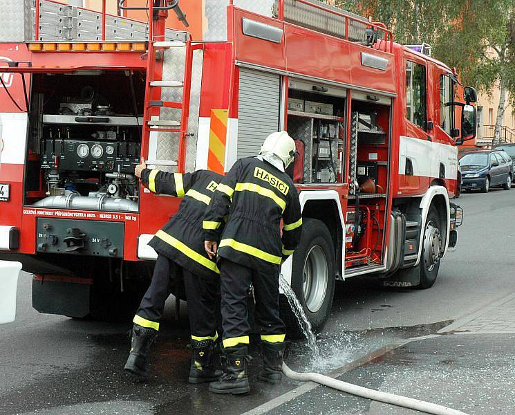 Požár v sedmém patře panelového domu na teplickém sídlišti Prosetice.