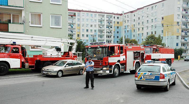 Požár v sedmém patře panelového domu na teplickém sídlišti Prosetice.