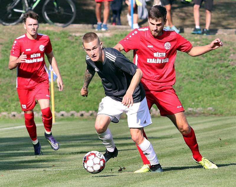 MOL Cup 2019 1. kolo - Fotbalisté Srbic (černobílí) podlehli v pohárovém utkání Královu Dvoru (červení) 1:2. Hrálo se na stadionu v Chlumci.