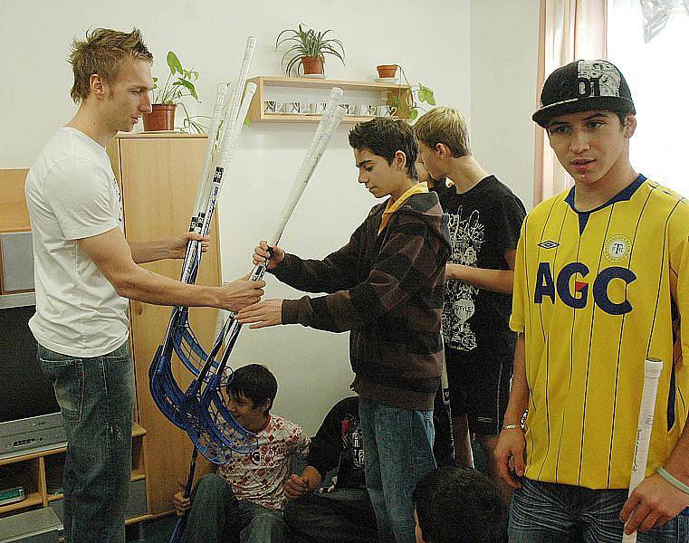Hráči FK Teplice rozdávali dárky v Dětském domově v Krupce