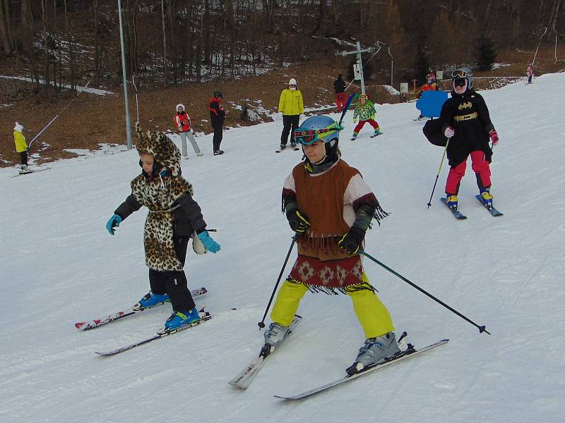 Tradiční karneval na sněhu zakončil v neděli 28. ročník lyžařské školy Snow v Mikulově na Teplicku.