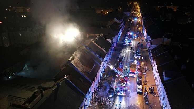 Požár domu v Duchcově, jak ho zachytil dron hasičů z Hrobu