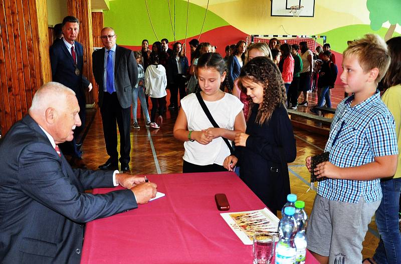 Na zahájení školního roku v ZŠ Žalany navštívil školu Václav Klaus, přivítal prvňáčky a následně pobesedoval v tělocvičně se žáky.