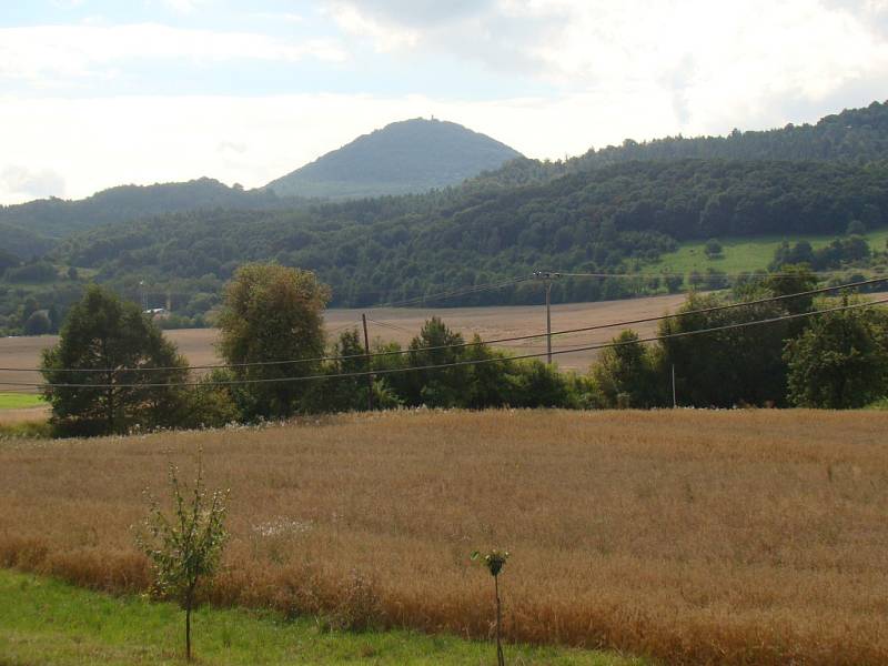 Milešovka z pohledu od Žalan. 