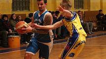 Teplice (žluté dresy) v Severočeské basketbalové lize porazily Varnsdorf