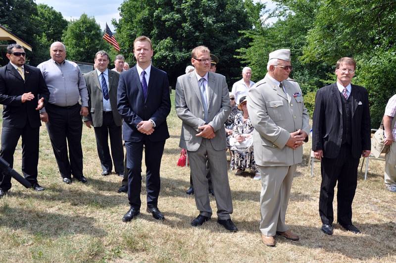 U botanické zahrady vzpomněli na americké letce, kteří zde zahynuli. Podobně i v Mukově 