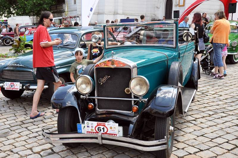 Automobilová historie zaplnila náměstí u zámku