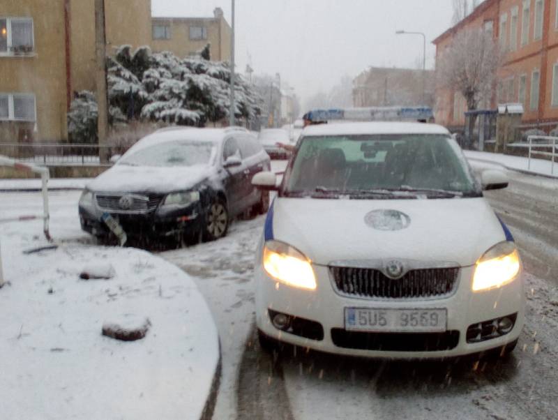 Ranní nehoda v Proboštově. Řidička narazila na zábradlí v ulici kapitána Jaroše