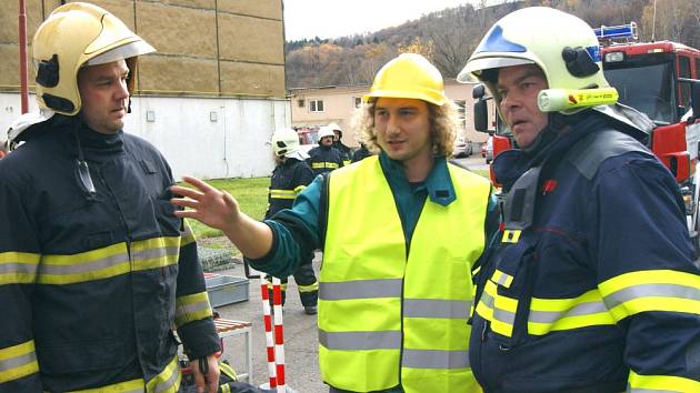 Cvičení hasičů v chemičce ve Velvětech, kde byla nahlášená havárie - prasklo potrubí s louhem, potřísnilo to lidi v místě havárie.