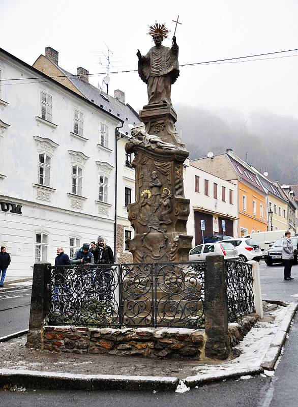 Odhalení restaurované barokní sochy sv. Františka Xaverského v Husitské ulici v Krupce.