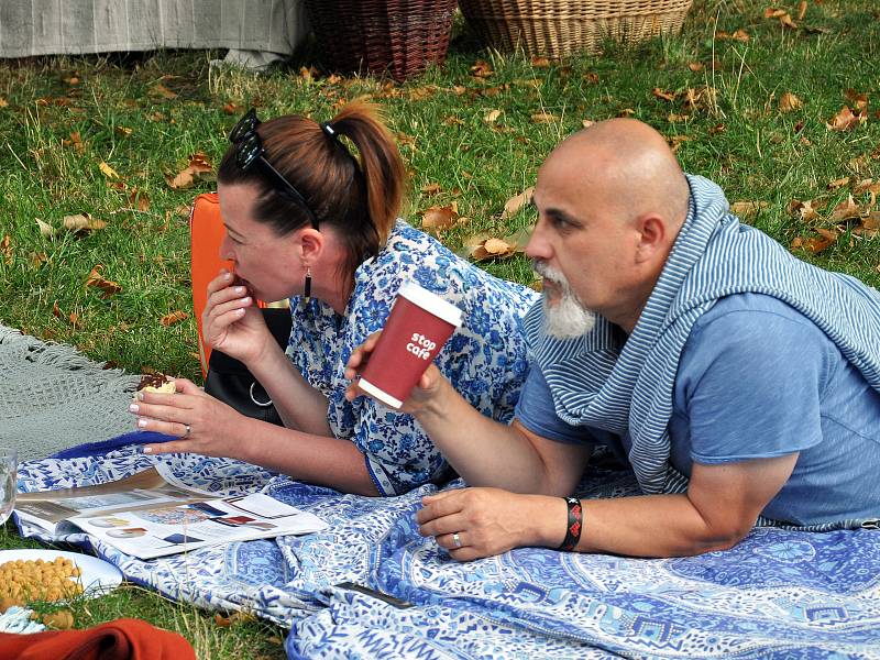 Nezisková organizace Spolu proti samotě pořádala první piknik v Zámecké zahradě.