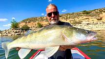 Baskytarista a textař skupiny Kabát Milan Špalek oslaví v pátek 10. prosince 55. narozeniny. Jeho velkým koníčkem je rybaření, dokonce vlastní kemp ve Španělsku určený pro rybáře.