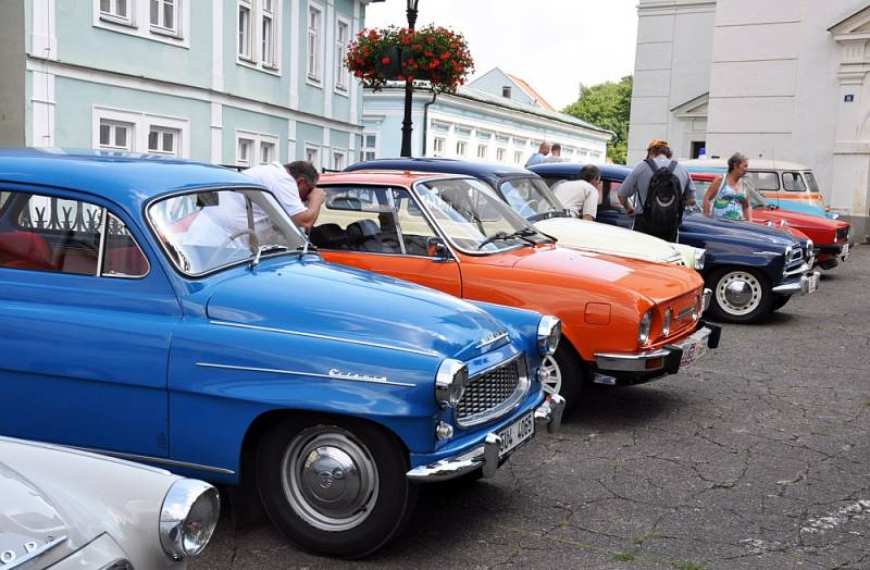 Automobilová historie zaplnila náměstí u zámku