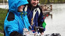 Klub lodních modelářů v Royal Duchcov uspořádal na zahájení sezóny závody modelů lodí řízených rádiem na rybníku Barbora.