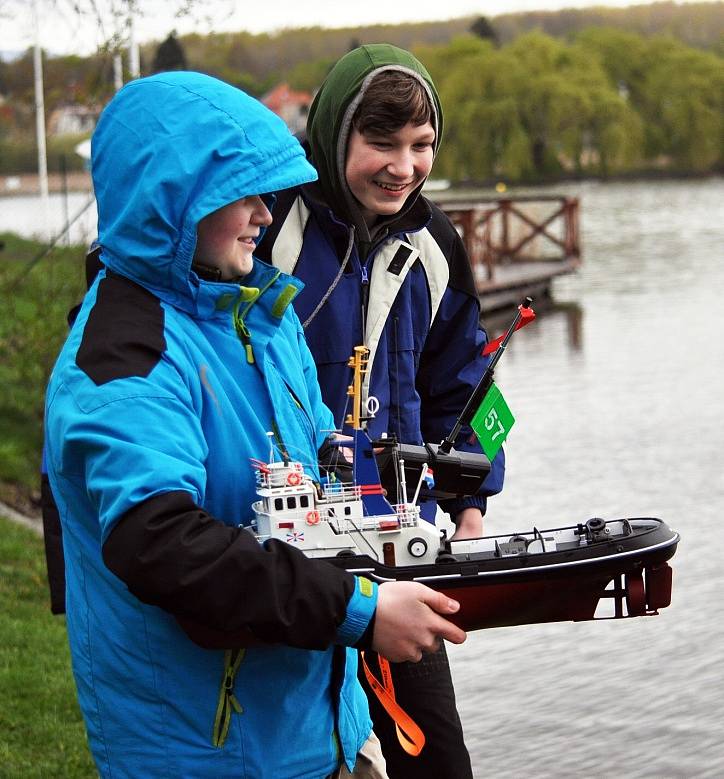 Klub lodních modelářů v Royal Duchcov uspořádal na zahájení sezóny závody modelů lodí řízených rádiem na rybníku Barbora.