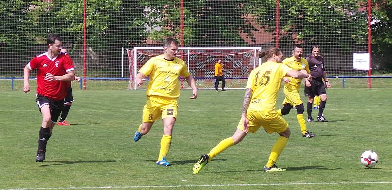 Okresní přebor, skupina A: TJ Proboštov B (ve žlutých dresech) - FK Rtyně nad Bílinou 3:1 (1:1).