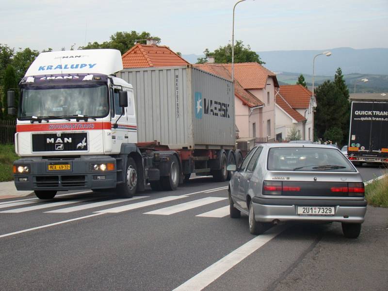 Provoz v Bořislavi v době, kdy ještě nebyla dokončená dálnice D8.