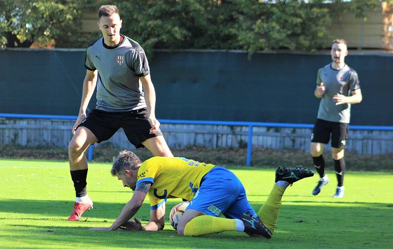 Teplice B (žluté dresy) porazily Brozany 3:0.