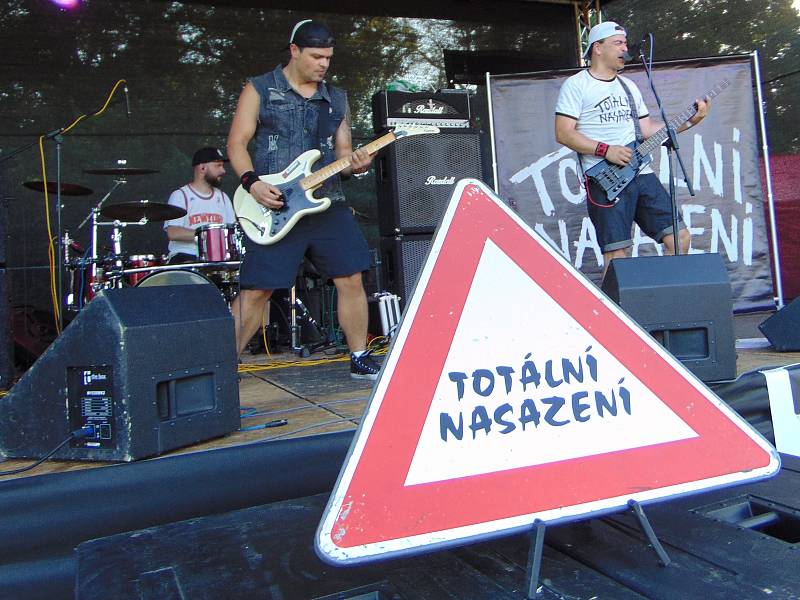 Premiérový ročník festivalu Rock u rybníka v Proboštově se vydařil.