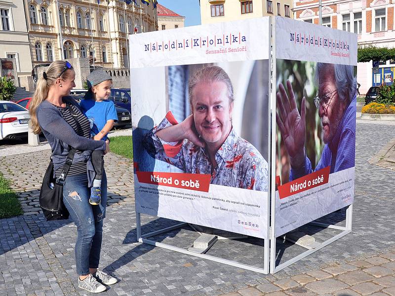 Putovní výstava "Národní kronika" na náměstí Svobody.