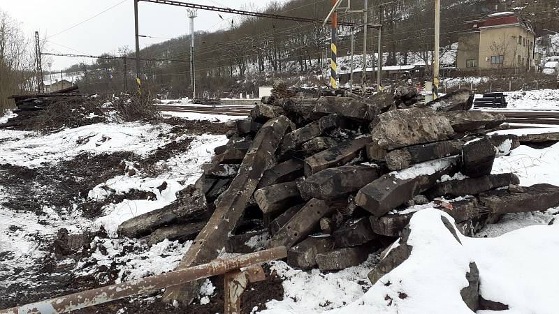 Dnes nehodu připomínají zbytky kolejiště a poničené části trati