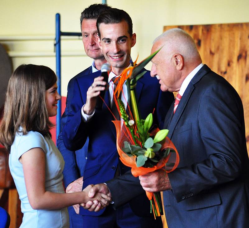 Na zahájení školního roku v ZŠ Žalany navštívil školu Václav Klaus, přivítal prvňáčky a následně pobesedoval v tělocvičně se žáky.
