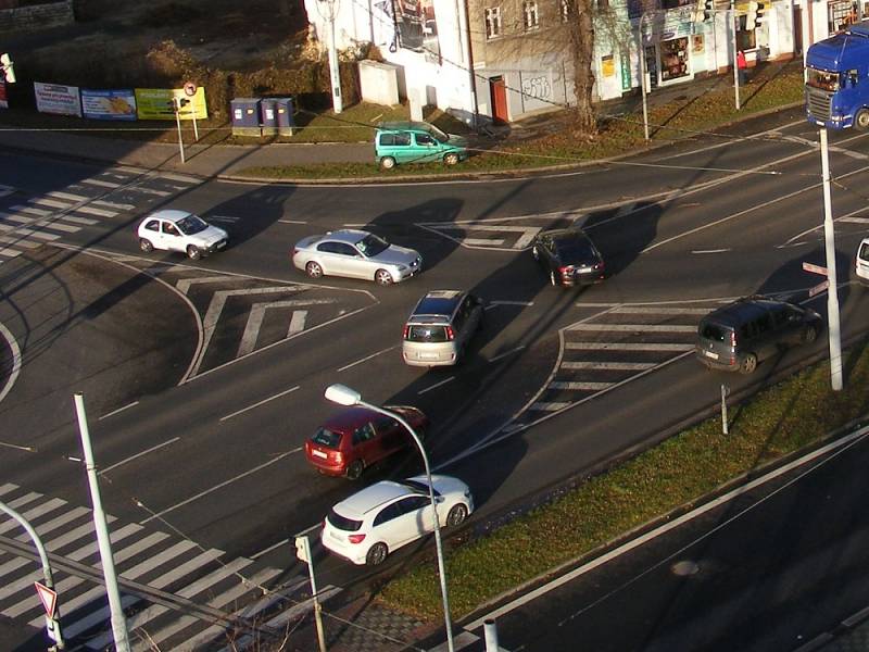 Takovéto situce vznikají na křižovatce na Masarykově ulici, před budovou policie. 