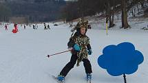 Tradiční karneval na sněhu zakončil v neděli 28. ročník lyžařské školy Snow v Mikulově na Teplicku.