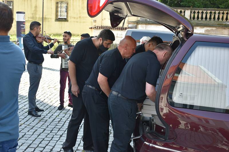 Poslední rozloučení a pohřeb Stanislava Tomáše v Teplicích