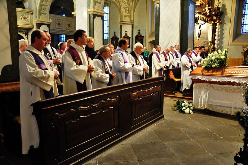 Poslední rozloučení s Otcem P. Ing. Janem Robem, SDB v děkanském kostele sv. Jana Křtitele v Teplicích