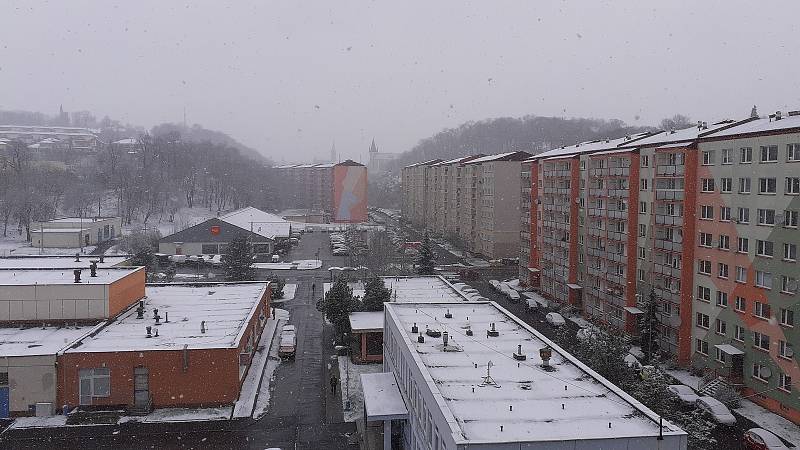 Sníh v Teplicích (úterý 6. dubna, 9.00).