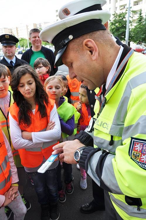 Školáci rozdávali řidičům buď sluníčka nebo mráčky