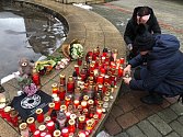 Uctění památky obětí útoku střelce na Filozofické fakultě UK. Takto lidé zapalovali svíčky na náměstí v Krupce.
