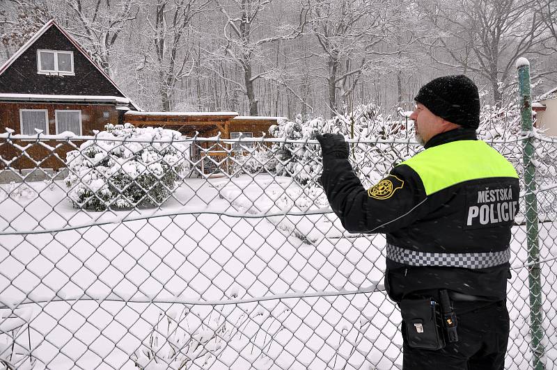 Kontrola zajištění chatek v zahrádkářské kolonii prováděná pravidelně Městskou policií Dubí.