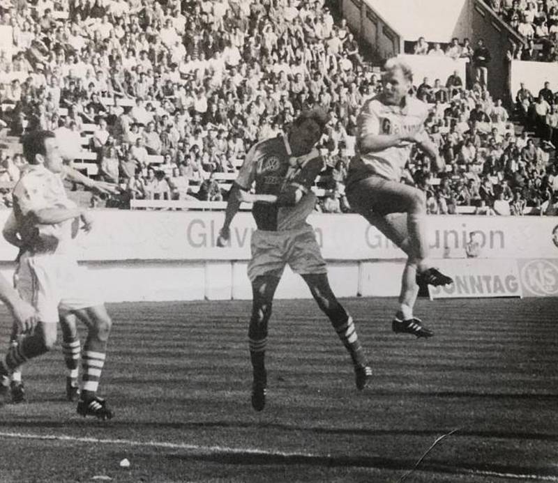 Devadesátky v Teplicích - srpen 1996, Teplice - Slavia, hlavičkuje Kronďák