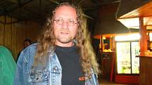 Hudební veřejnosti bude Martin Uhrik znám jako ten, který vymyslel název pro populární rockovou kapelu Kabát. (Na fotografii má dlouhé vlasy a brýle)