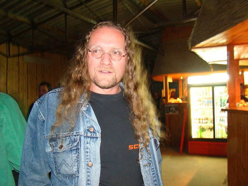 Hudební veřejnosti bude Martin Uhrik znám jako ten, který vymyslel název pro populární rockovou kapelu Kabát. (Na fotografii má dlouhé vlasy a brýle)