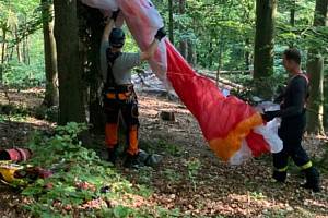 Paraglidistka uvízla na stromě u Krupky. Zachraňovali ji hasiči.