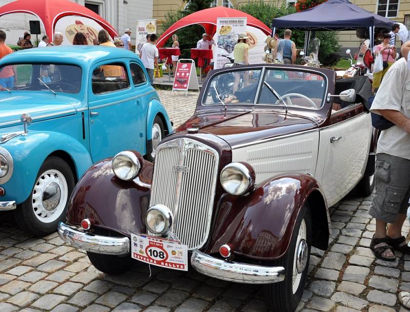 Automobilová historie zaplnila náměstí u zámku