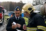 Cvičení hasičů sledovali také lidé z "civilu" HZS Teplice, po skončení přišel čas na rozbor.