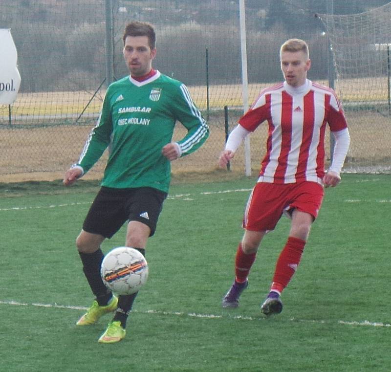 V předehrávaném zápase krajského přeboru porazily Srbice (v pruhovaných dresech) Baník Modlany 3:1.