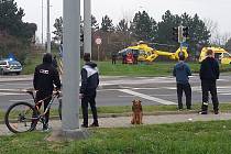 Vrtulník zasahuje v Teplicích. Ze sanitky překládají pacientku s těžkými zraněními pro transport do nemocnice v Ústí.