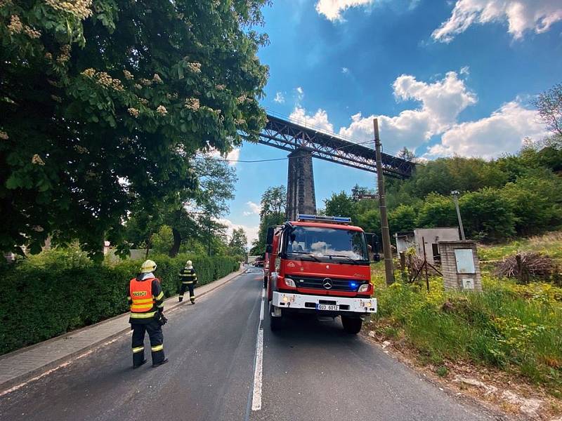 Hasiči Hrob u požáru mostu.