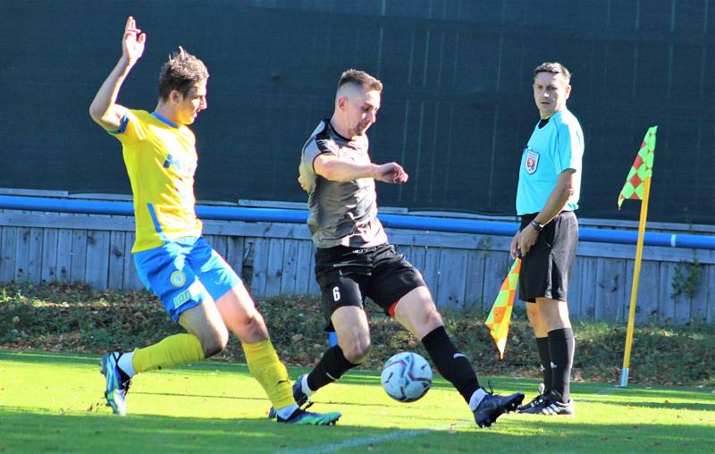 Teplice B (žluté dresy) porazily Brozany 3:0.