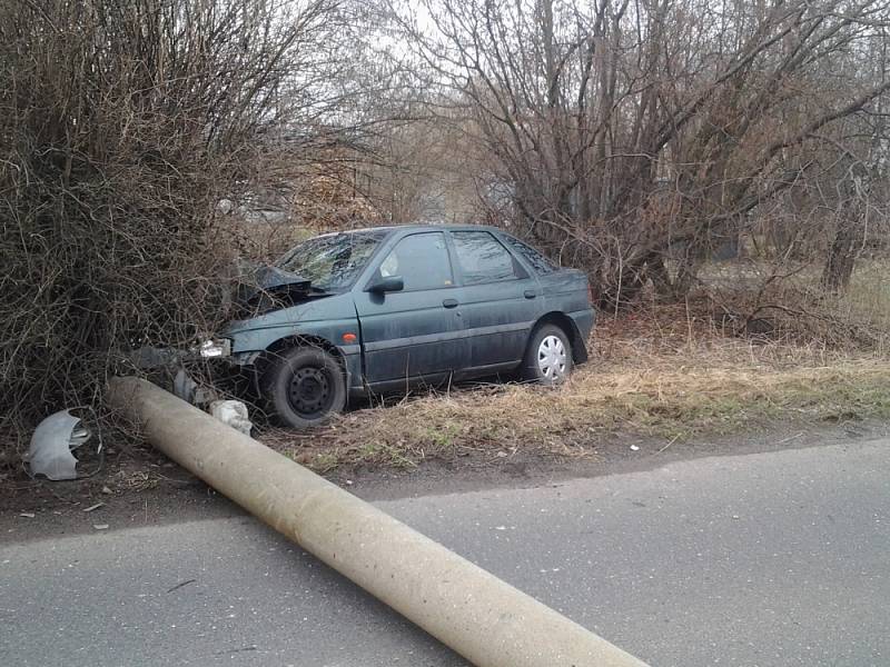 V neděli ráno krátce po desáté hodině nezvládl na Kamenném pohorku u Košťat 21letý řidič osobního automobilu řízení a narazil do sloupu vysokého napětí.