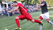 MOL Cup 2019 1. kolo - Fotbalisté Srbic (černobílí) podlehli v pohárovém utkání Královu Dvoru (červení) 1:2. Hrálo se na stadionu v Chlumci.