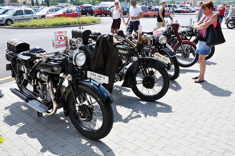 Ústecká veterán Rallye měla cíl jedné etapy v Teplicích u Obchodního centra Olympie, kde zájemci měli možnost spatřit nablýskané veterány různých značek včetně motocyklů.