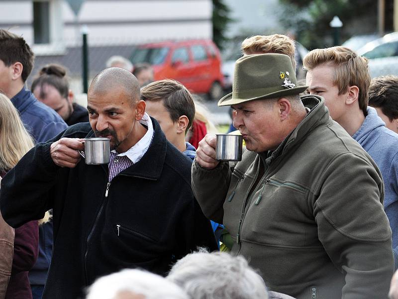 Návštěva prezidenta ČR Miloše Zemana v Dubí, setkání s občany před Domem porcelánu s modrou krví.